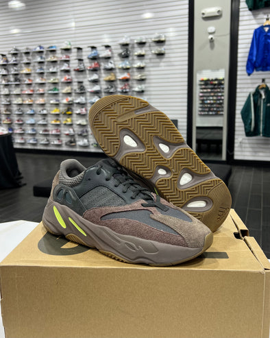 Adidas Yeezy Boost 700 V2 "Mauve" (Preowned)